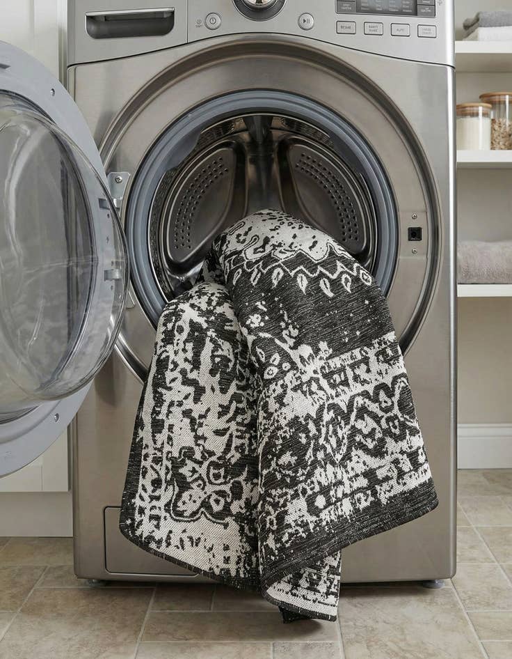 Detail image of 7' 10 x 7' 10  Washable Traditional Indoor / Outdoor Square Rug