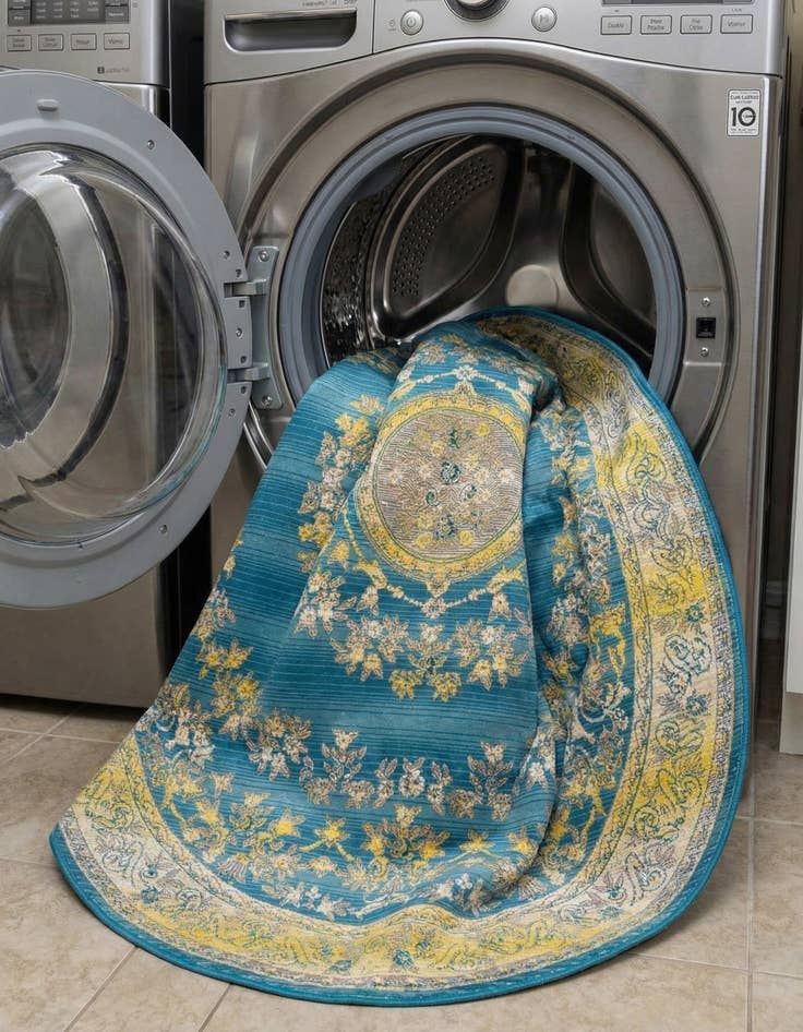 Detail image of 7' 10 x 7' 10  Washable Traditional Indoor / Outdoor Round Rug