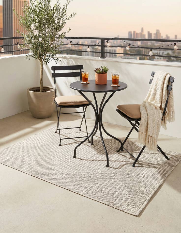 Detail image of  2' x 3'  Washable Modern Indoor / Outdoor Rug
