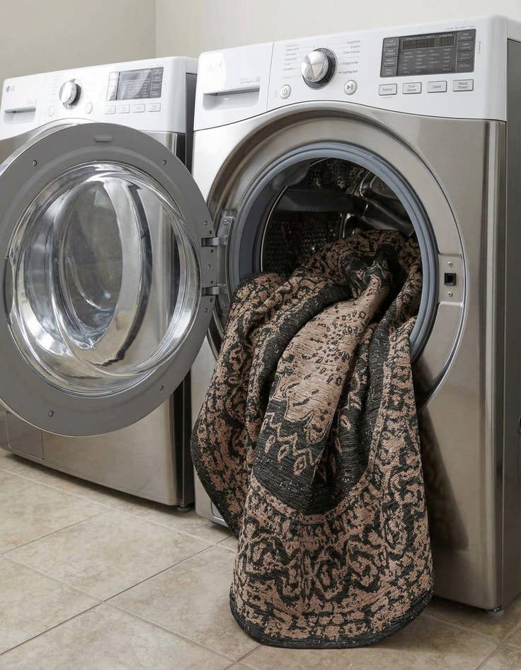 Detail image of 7' 10 x 7' 10  Washable Traditional Indoor / Outdoor Round Rug