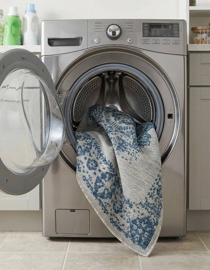 Detail image of 5' 3 x 5' 3  Washable Traditional Indoor / Outdoor Square Rug