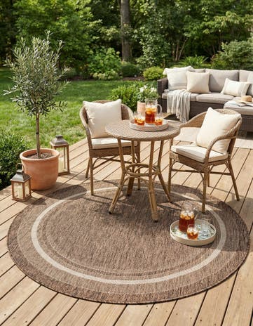 5' 3 x 5' 3 Easy-Clean Border Indoor / Outdoor Round Rug