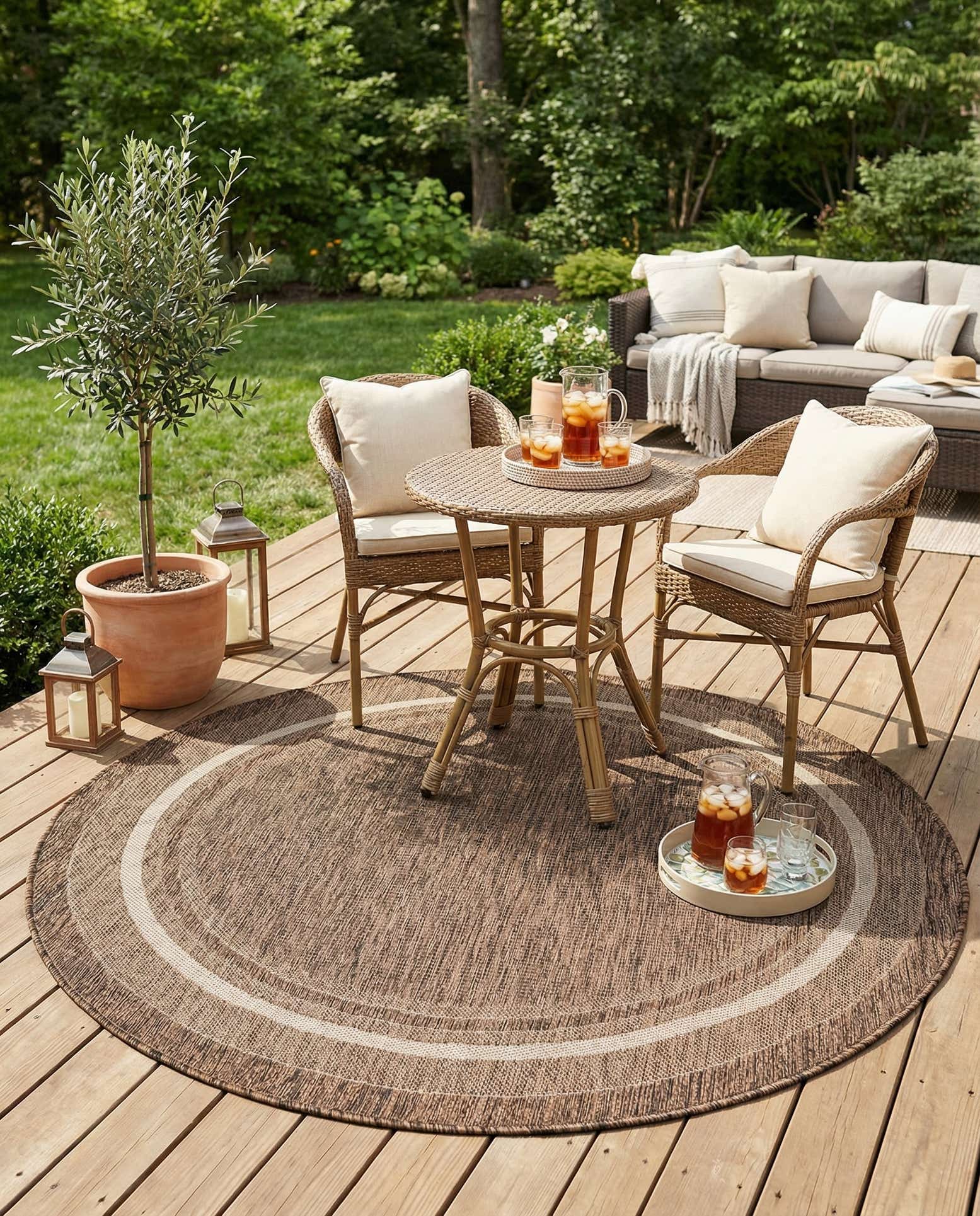 5' 3 x 5' 3 Easy-Clean Border Indoor / Outdoor Round Rug