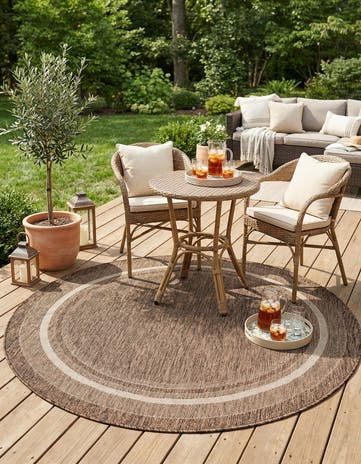 5' 3 x 5' 3 Easy-Clean Border Indoor / Outdoor Round Rug