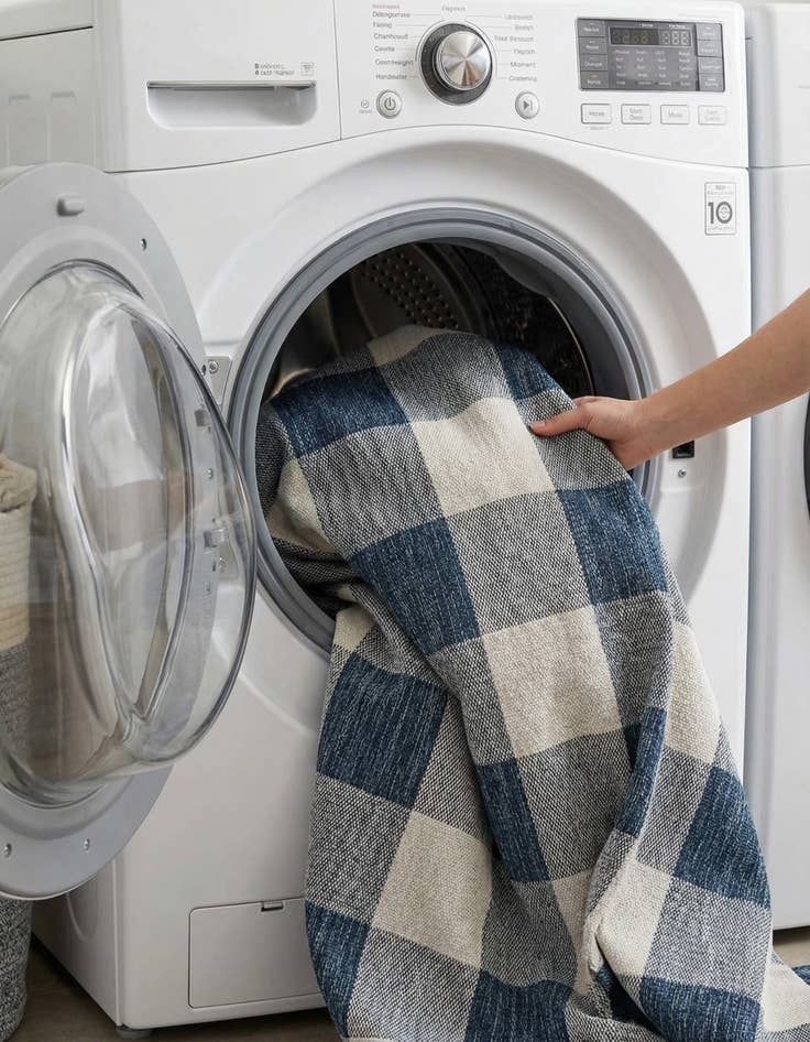 Detail image of  6' x 6'  Washable Checkered Indoor / Outdoor Round Rug