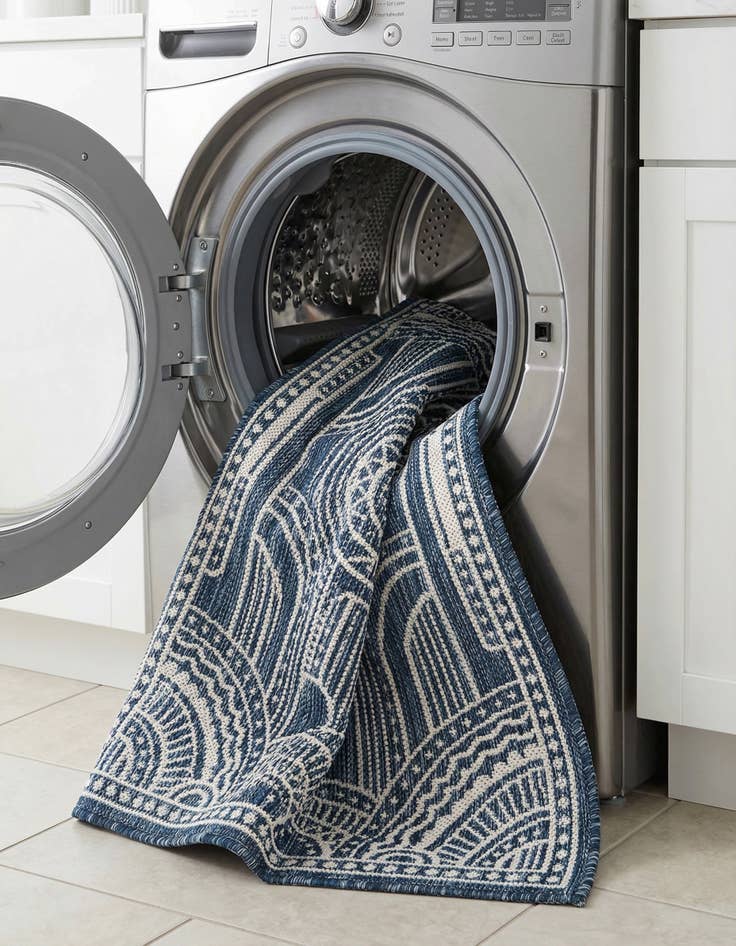 Detail image of  2' x 3'  Washable Traditional Indoor / Outdoor Rug