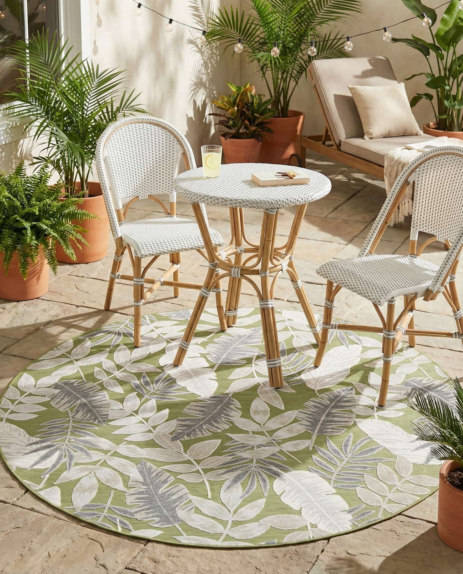 8' 2 x 8' 2 Easy-Clean Botanical Indoor / Outdoor Round Rug
