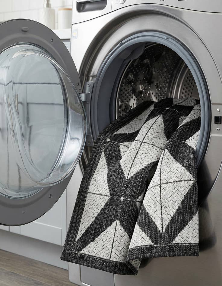 Detail image of 2' x 3'  Washable Modern Indoor / Outdoor Rug