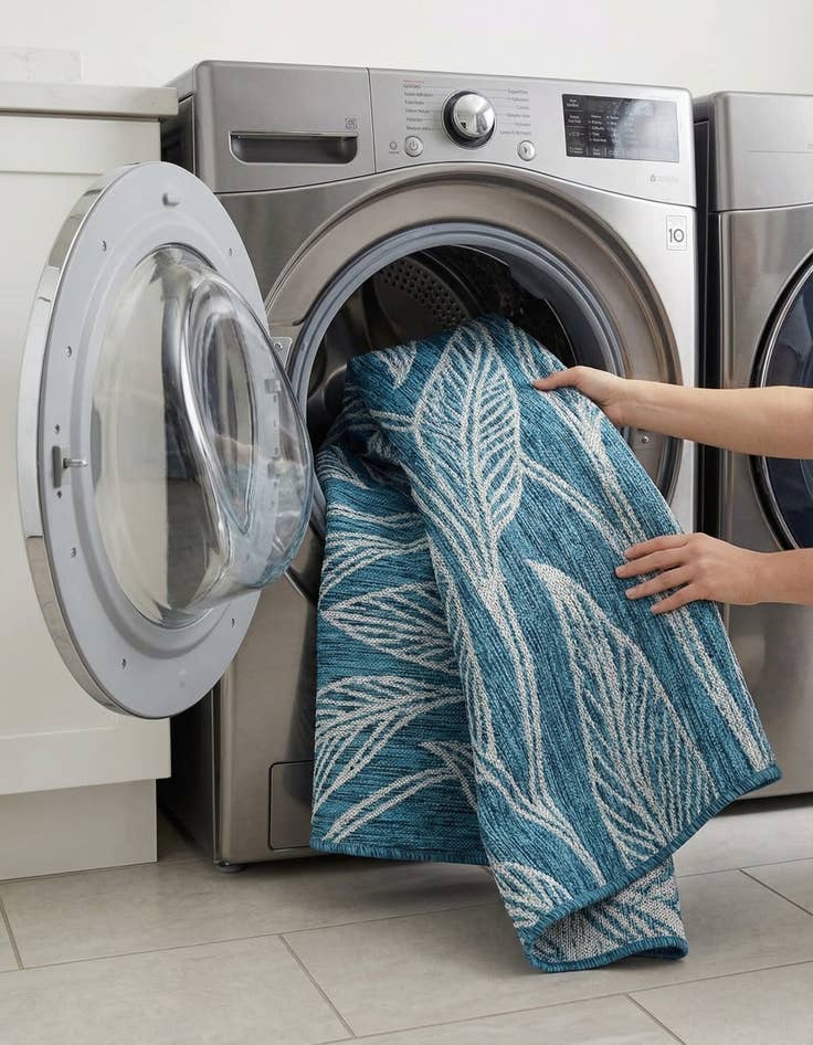 Detail image of  4' x 4'  Washable Botanical Indoor / Outdoor Round Rug