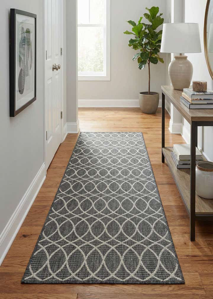 2' 7 x 10' Easy-Clean Lattice Indoor / Outdoor Runner Rug