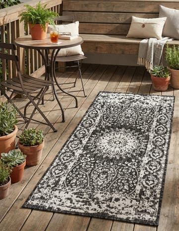 Black and White Easy-Clean Traditional Indoor / Outdoor Runner Rug