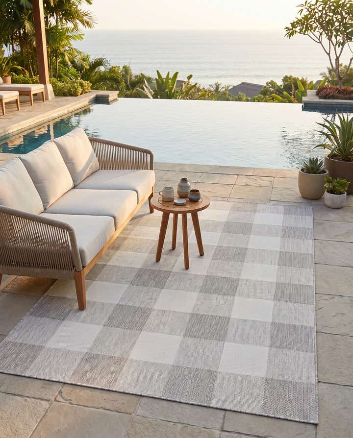 6' x 9' Easy-Clean Checkered Indoor / Outdoor Rug