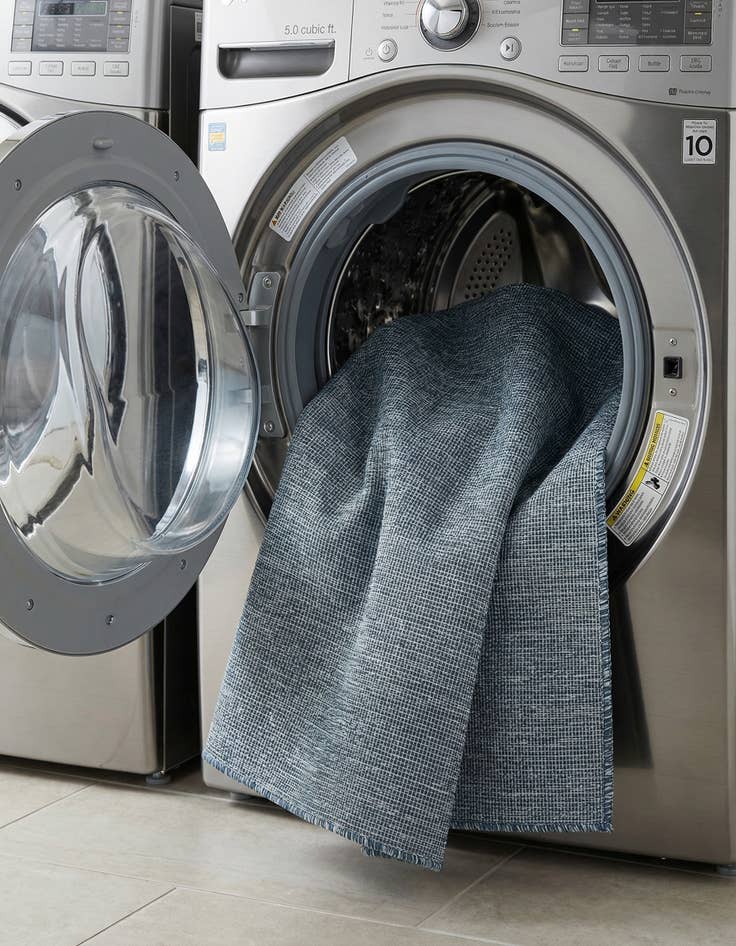 Detail image of 6' x 9'  Washable Solid Indoor / Outdoor Rug