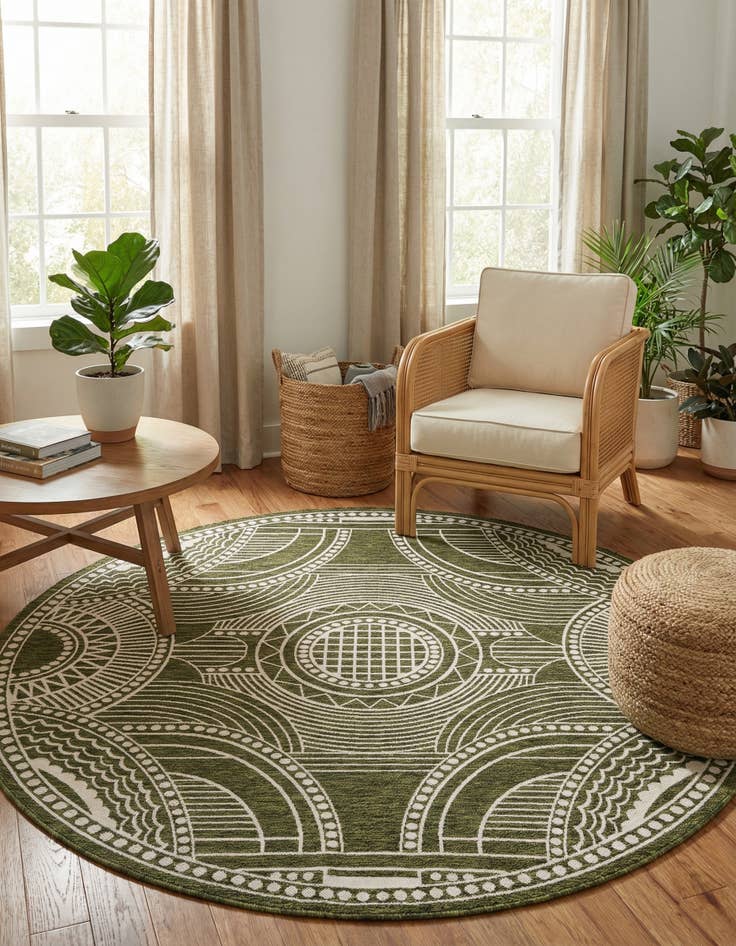 Detail image of 7' 10 x 7' 10  Washable Traditional Indoor / Outdoor Round Rug
