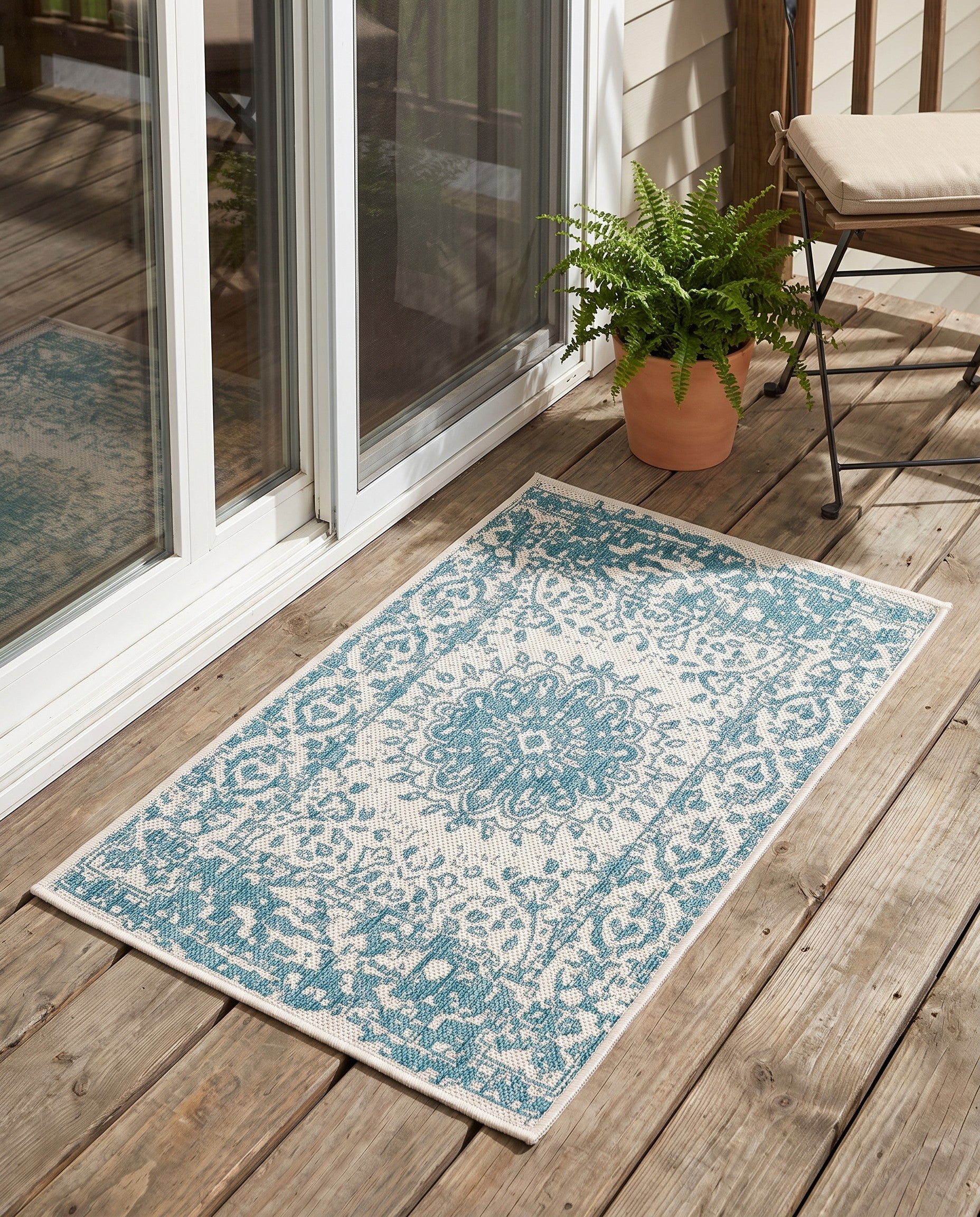 2' x 3' Easy-Clean Traditional Indoor / Outdoor Rug