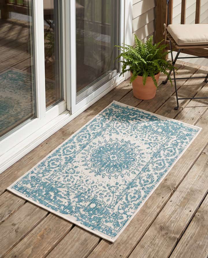 2' x 3' Easy-Clean Traditional Indoor / Outdoor Rug
