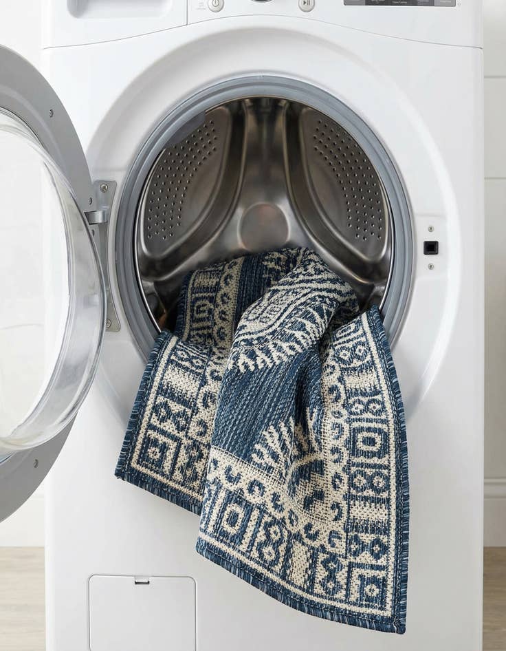 Detail image of  2' x 3'  Washable Traditional Indoor / Outdoor Rug