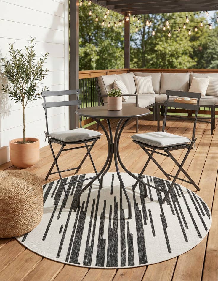 Detail image of 6' x 6'  Washable Modern Indoor / Outdoor Round Rug