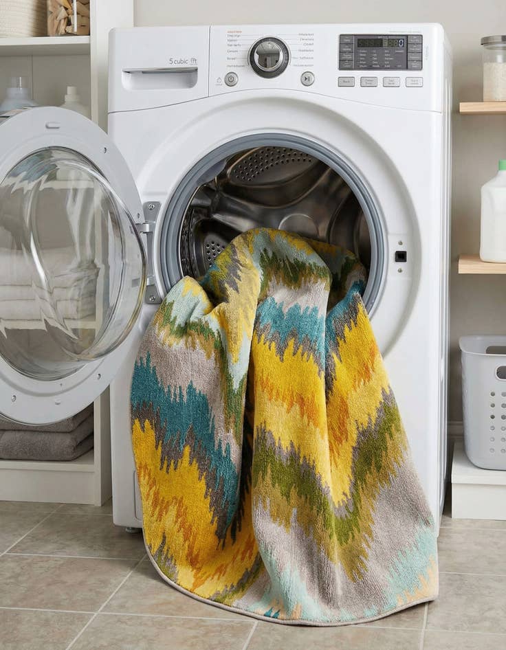 Detail image of 8' x 8'  Washable Casablanca Round Rug