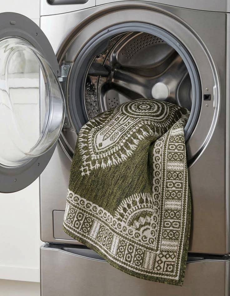 Detail image of  4' x 6'  Washable Traditional Indoor / Outdoor Rug