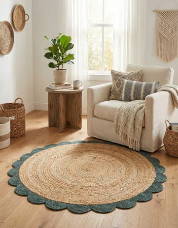 Natural and Green Handmade Scallop Braided Jute Round Rug