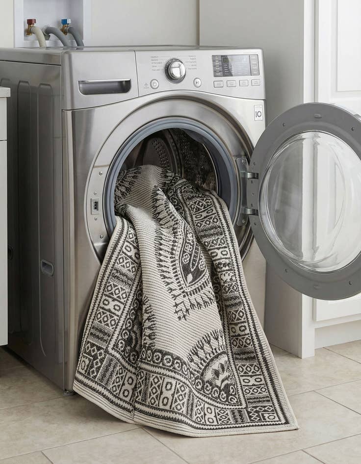 Detail image of 5' 3 x 7'  Washable Traditional Indoor / Outdoor Rug