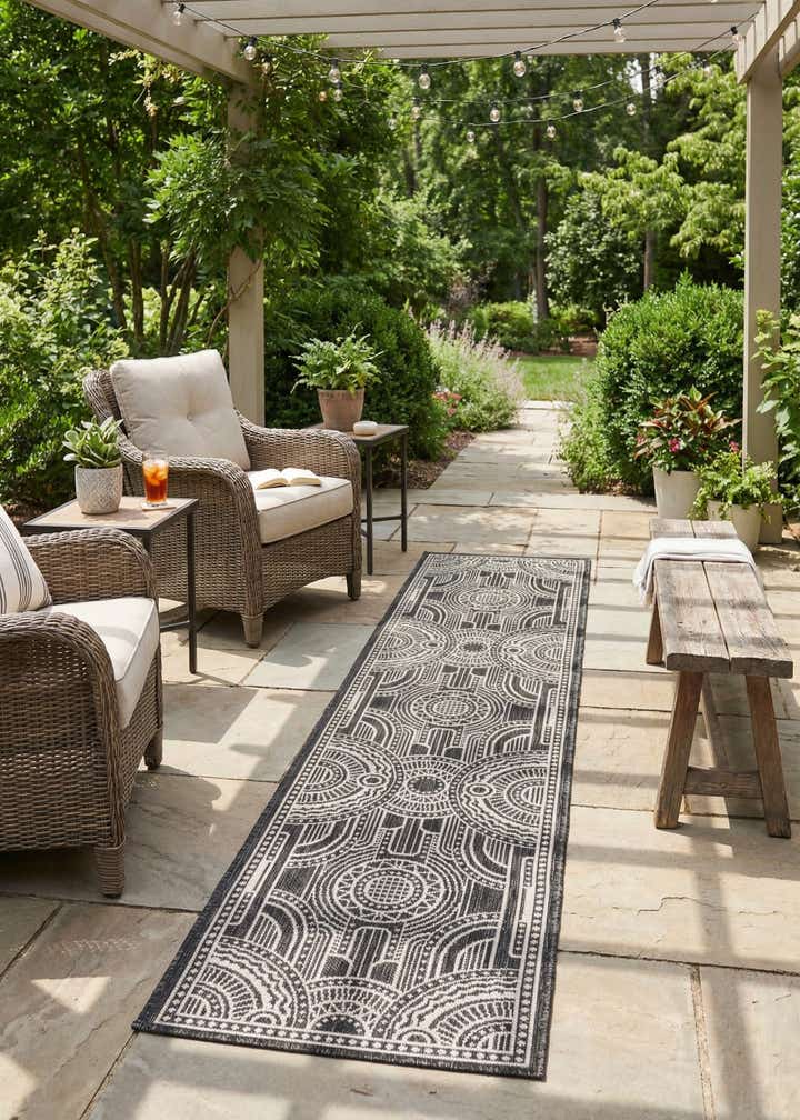 2' x 8' Easy-Clean Traditional Indoor / Outdoor Runner Rug