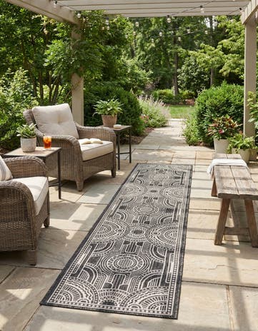 2' x 8' Easy-Clean Traditional Indoor / Outdoor Runner Rug