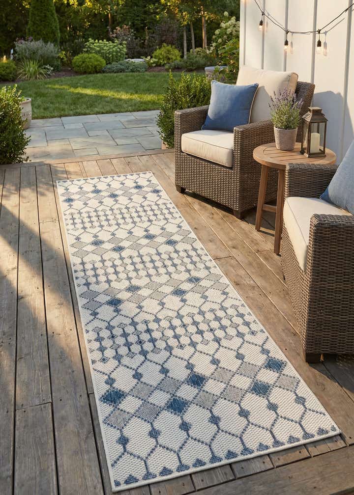 2' 7 x 10' Easy-Clean Trellis Indoor / Outdoor Runner Rug