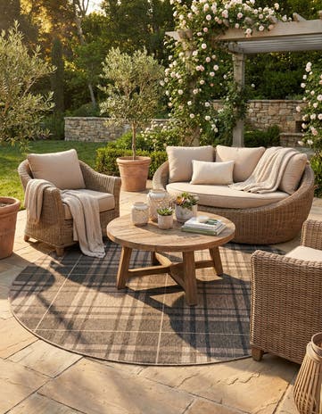 7' 10 x 7' 10 Easy-Clean Checkered Indoor / Outdoor Round Rug