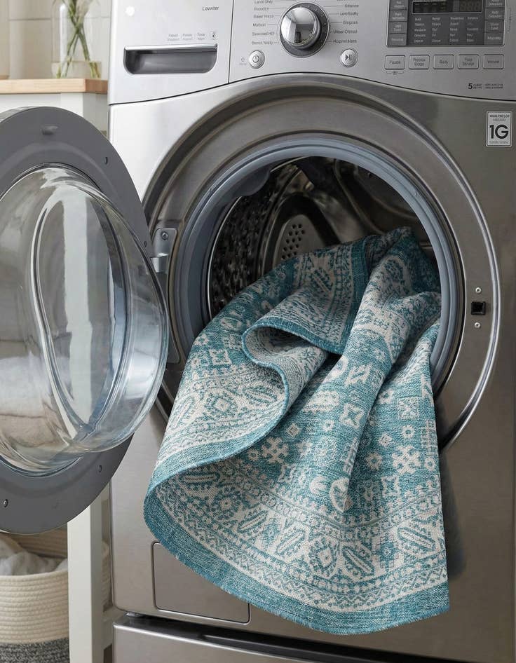 Detail image of 7' 10 x 7' 10  Washable Aztec Indoor / Outdoor Round Rug