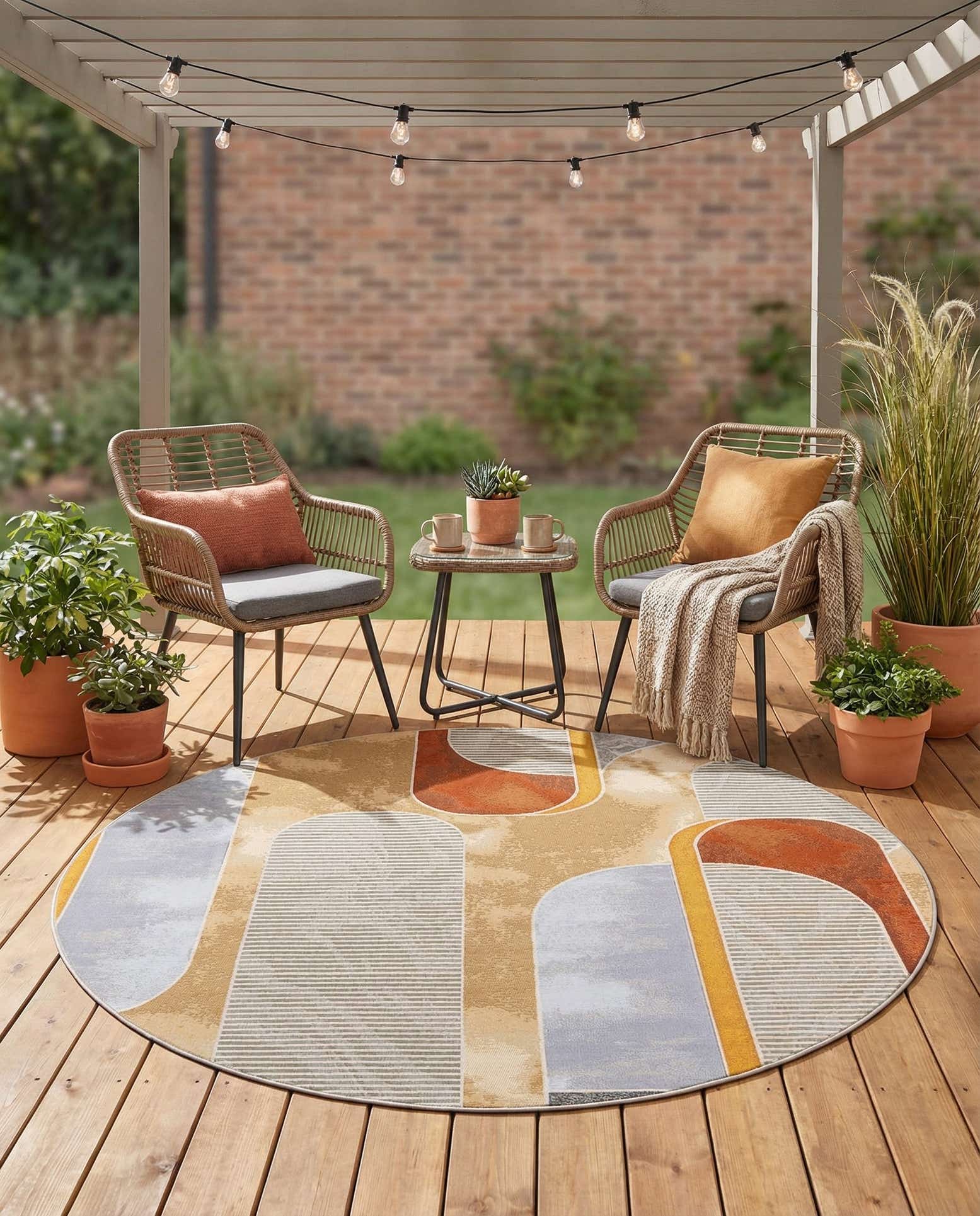 7' 10 x 7' 10 Easy-Clean Modern Indoor / Outdoor Round Rug