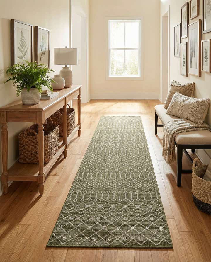 2' 7 x 12' Easy-Clean Lattice Indoor / Outdoor Runner Rug