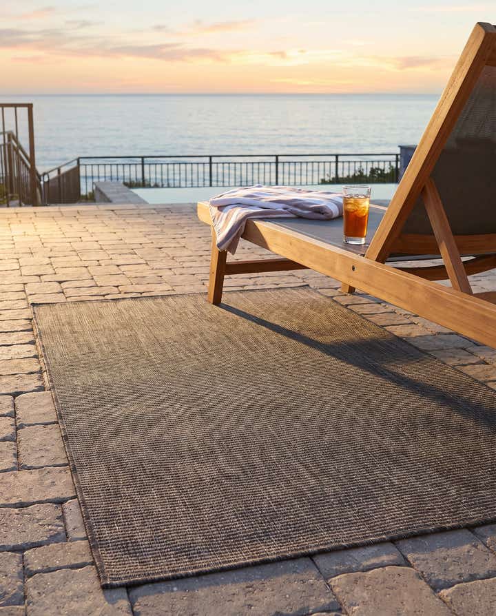 3' 1 x 5' 3 Easy-Clean Solid Indoor / Outdoor Rug