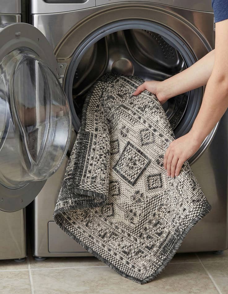 Detail image of 1' 4 x 1' 4  Washable Aztec Indoor / Outdoor Sample Rug