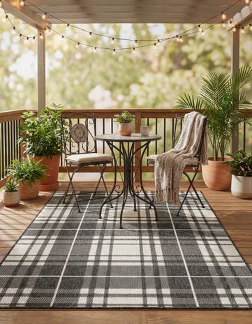 4' x 6' Easy-Clean Checkered Indoor / Outdoor Rug