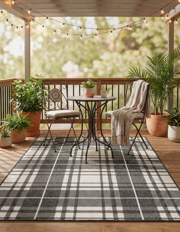 4' x 6' Easy-Clean Checkered Indoor / Outdoor Rug