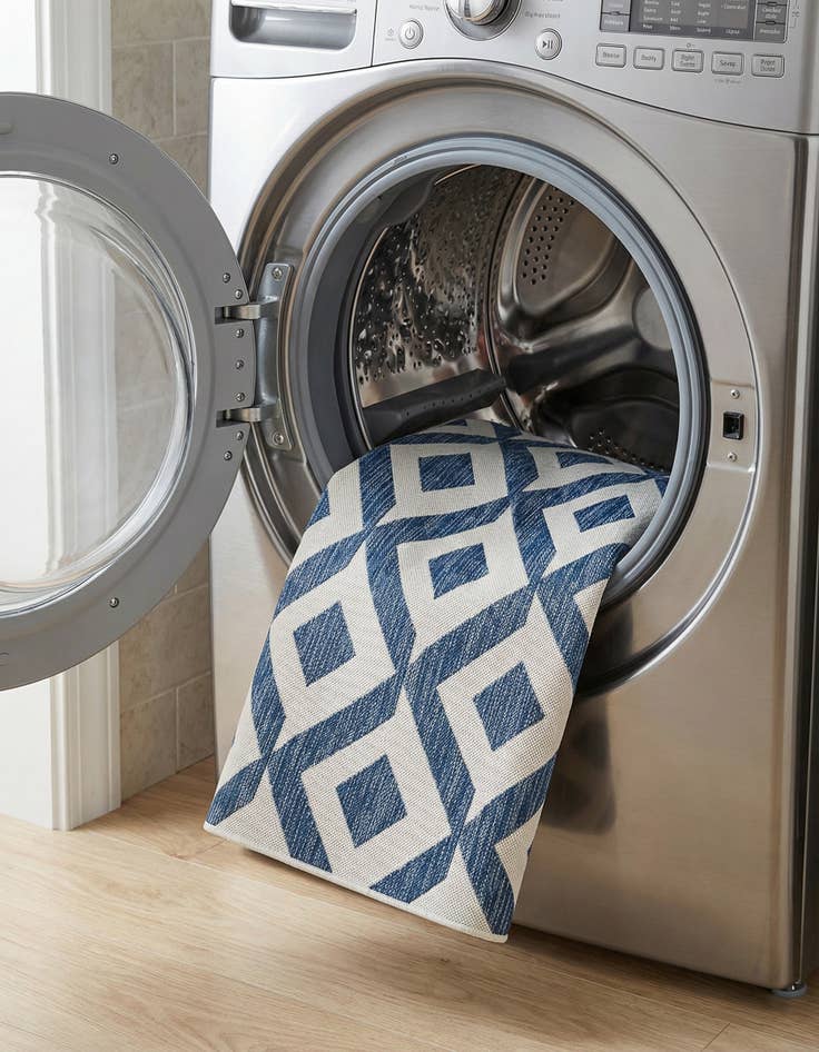 Detail image of 1' 4 x 1' 4  Washable Jill Zarin Napa Indoor / Outdoor Sample Rug