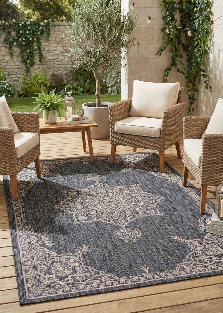 6' x 9' Easy-Clean Traditional Indoor / Outdoor Rug