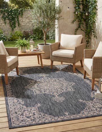 6' x 9' Easy-Clean Traditional Indoor / Outdoor Rug