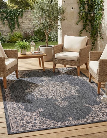 6' x 9' Easy-Clean Traditional Indoor / Outdoor Rug
