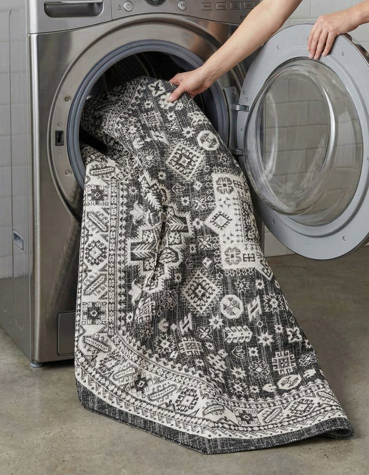 Detail image of 7' 10 x 7' 10  Washable Aztec Indoor / Outdoor Octagon Rug