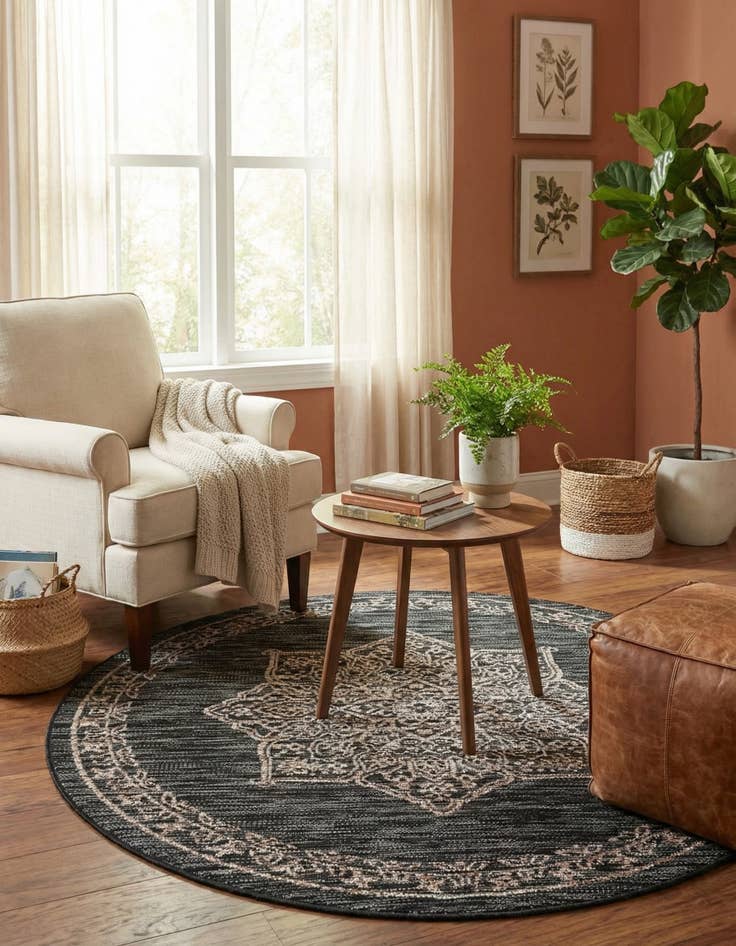 Detail image of 4' x 4'  Washable Traditional Indoor / Outdoor Round Rug