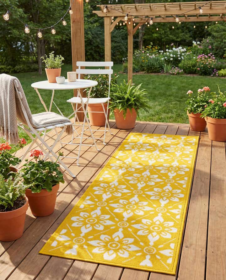2' x 6' Easy-Clean Lattice Indoor / Outdoor Runner Rug