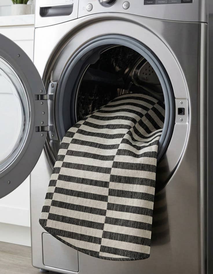 Detail image of 4' x 4'  Washable Striped Indoor / Outdoor Round Rug