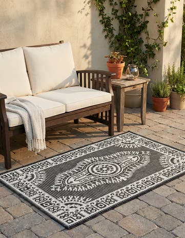 2' x 3' Easy-Clean Traditional Indoor / Outdoor Rug