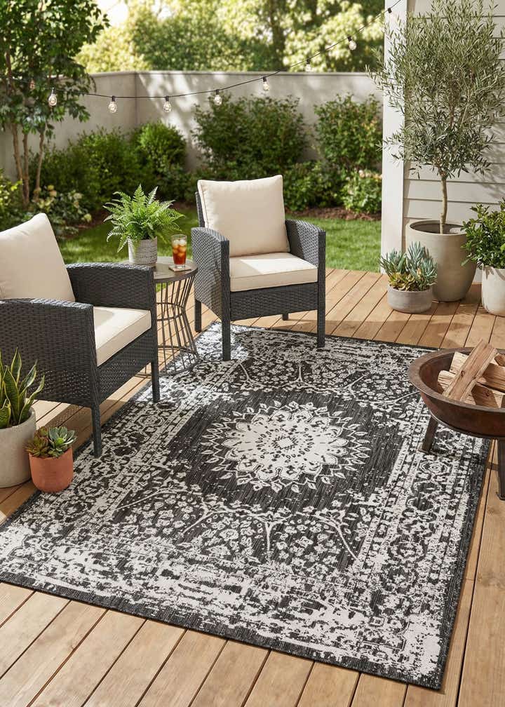5' 3 x 7' Easy-Clean Traditional Indoor / Outdoor Rug