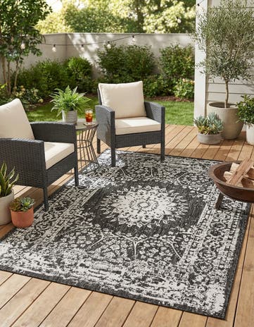 5' 3 x 7' Easy-Clean Traditional Indoor / Outdoor Rug