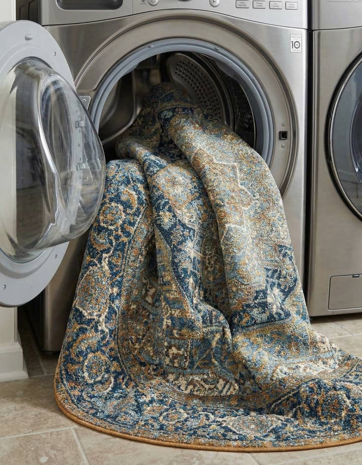 Detail image of 7' 10 x 7' 10  Washable Traditional Indoor / Outdoor Round Rug