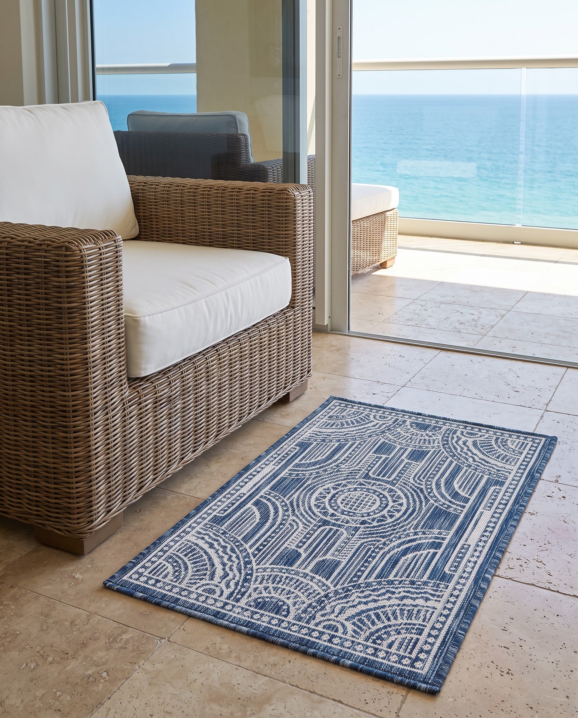 2' x 3' Easy-Clean Traditional Indoor / Outdoor Rug